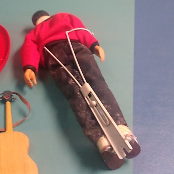 Elvis Presley Enterprise Inc. Red Display Stand, Guitar, Doll 1993 - Picture 5 of 10